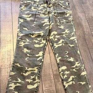 Cropped camo, never worn, kut from the kloth